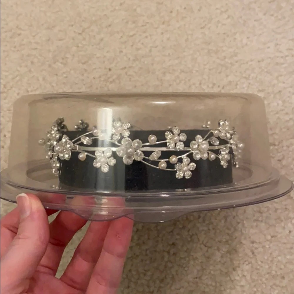 Like new! Wedding pearl flower bun tiara